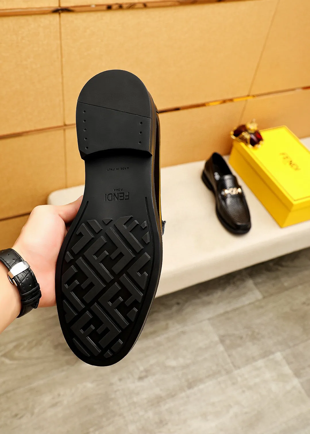 Men's shoes 💰460 💐 Product trademark: FENDI [Fendi] casual leather shoes Regular size: 38-44 (45🉑️customized) Product materials: Selected imported first-layer calfskin embossed upper + luxury hardware buckle, imported cow 🐂 lining. Strong three-dimensional visual effect, rubber outsole Color: 1⃣️color optional